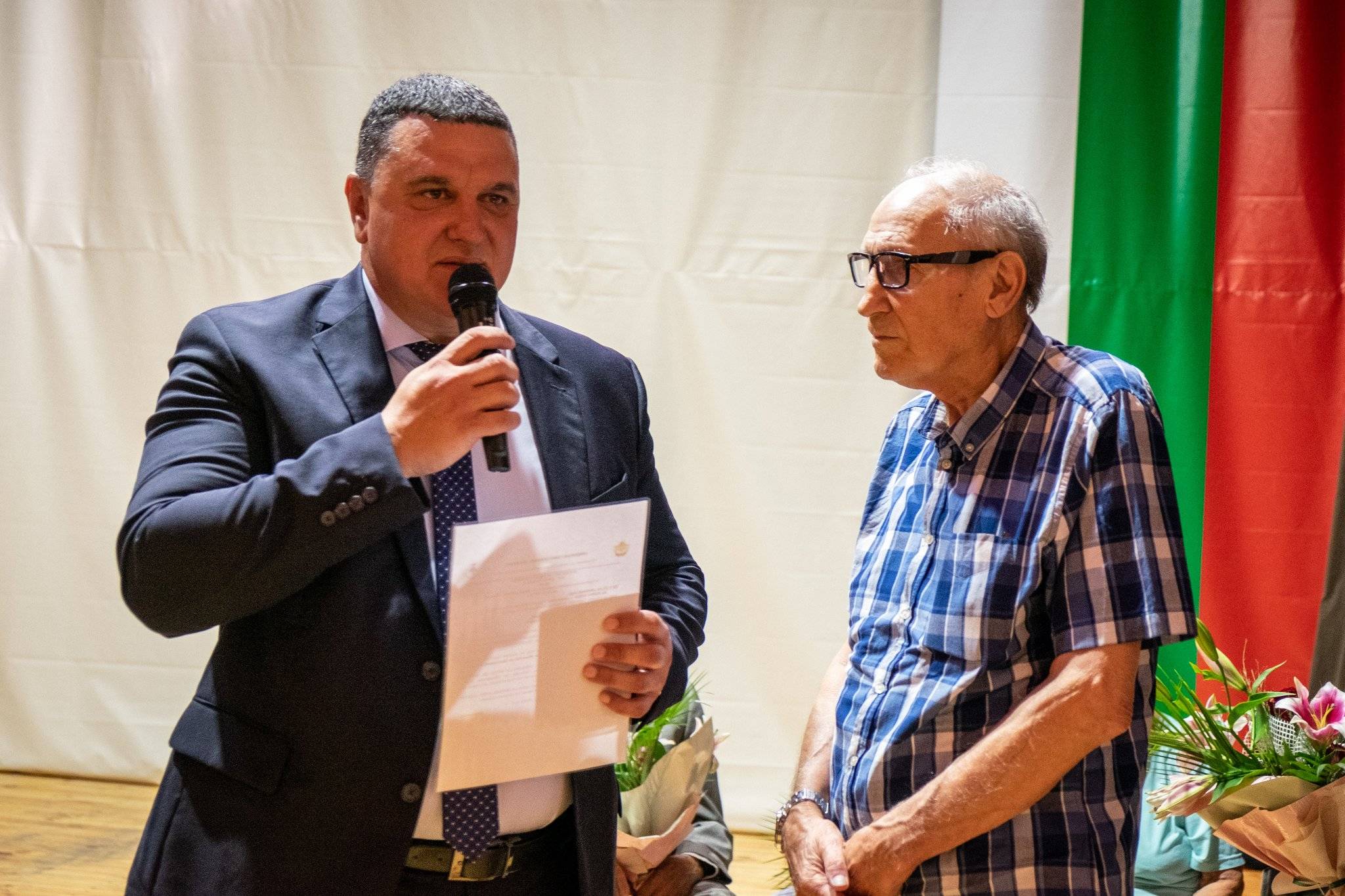  Кметът Росен Добрев връчва почетни знаци 